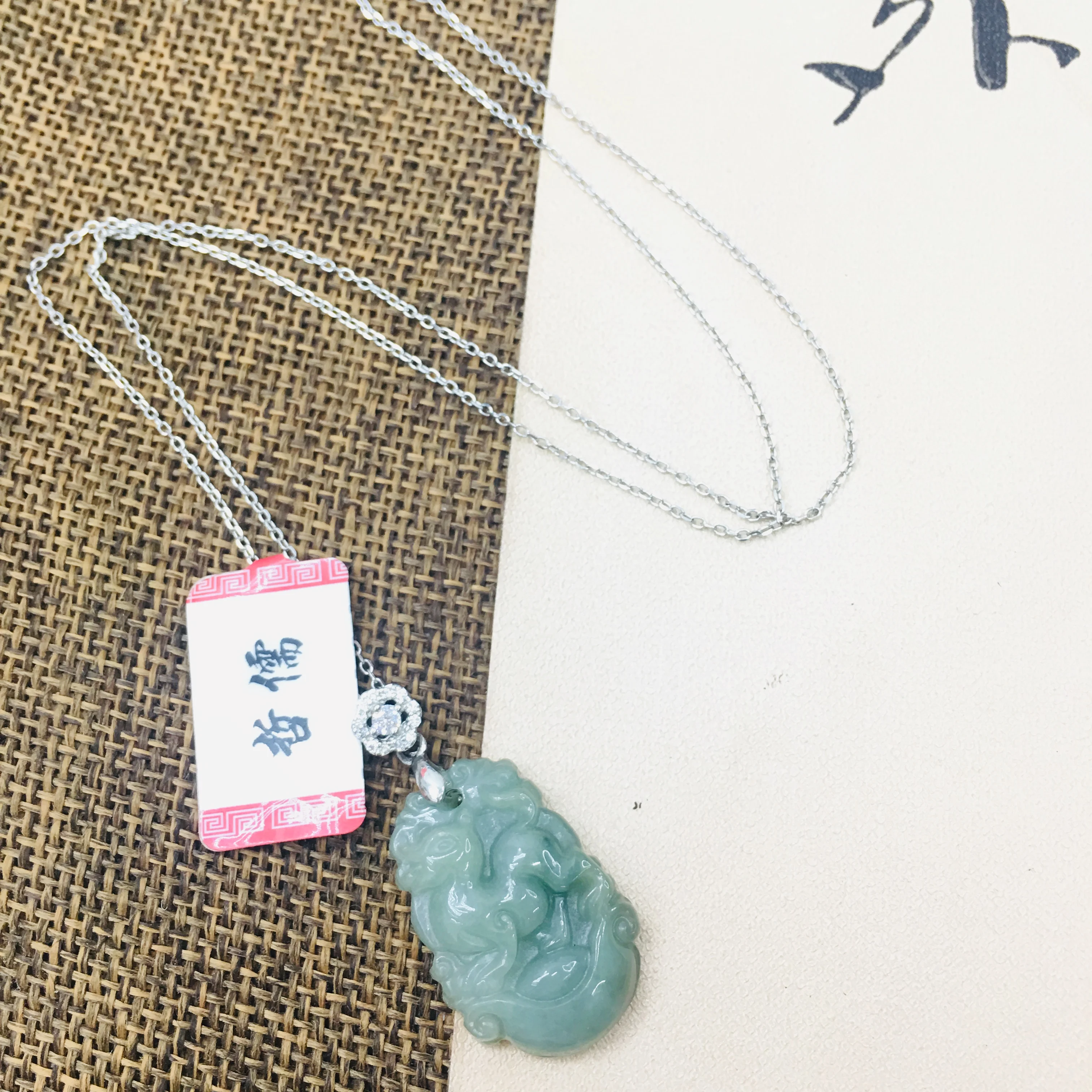 Кулон из натурального бирманского изумруда с нефритовой резьбой кулон в виде