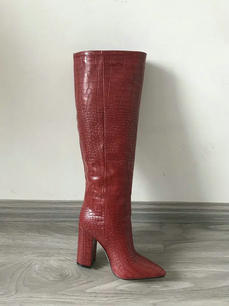 Женские сапоги до колена из искусственной кожи на квадратном каблуке; Женские Классические высокие сапоги с острым носком на высоком каблуке в западном стиле; Цвет черный, красный; зимние сапоги - Цвет: Красный