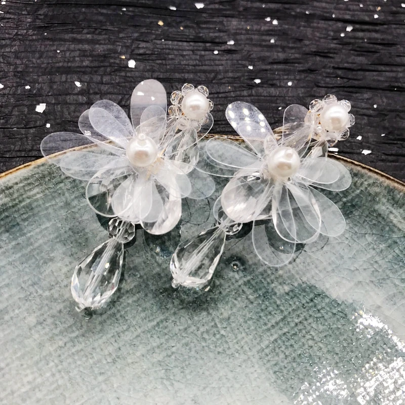 

Free Shipping White Elegant Flower Pearls Petal Clip Earring