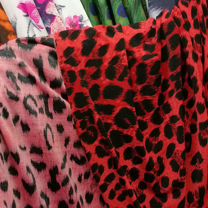 vias, tecido com estampa de leopardo vermelho,