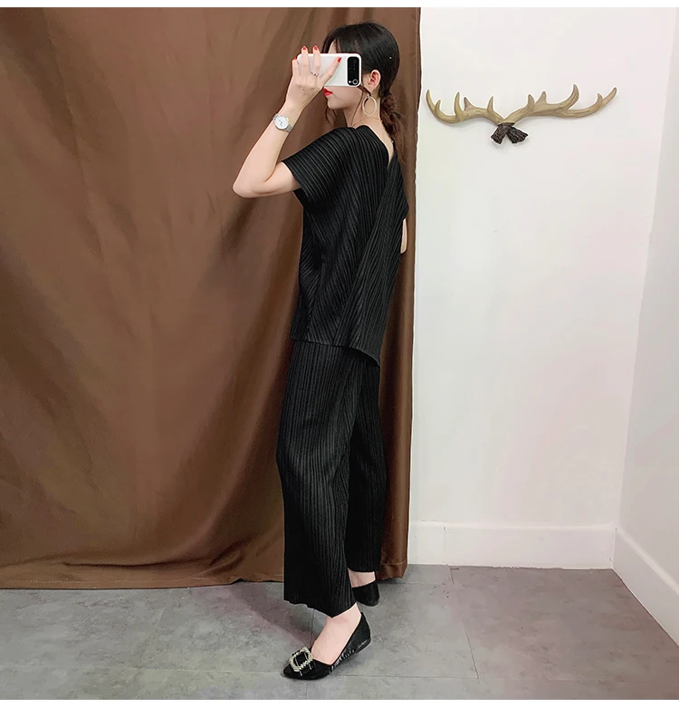 Miyake плиссированная футболка с v-образным вырезом летняя новая мода Япония стиль сплошной цвет свободное женское нижнее белье Топы Футболка для полных