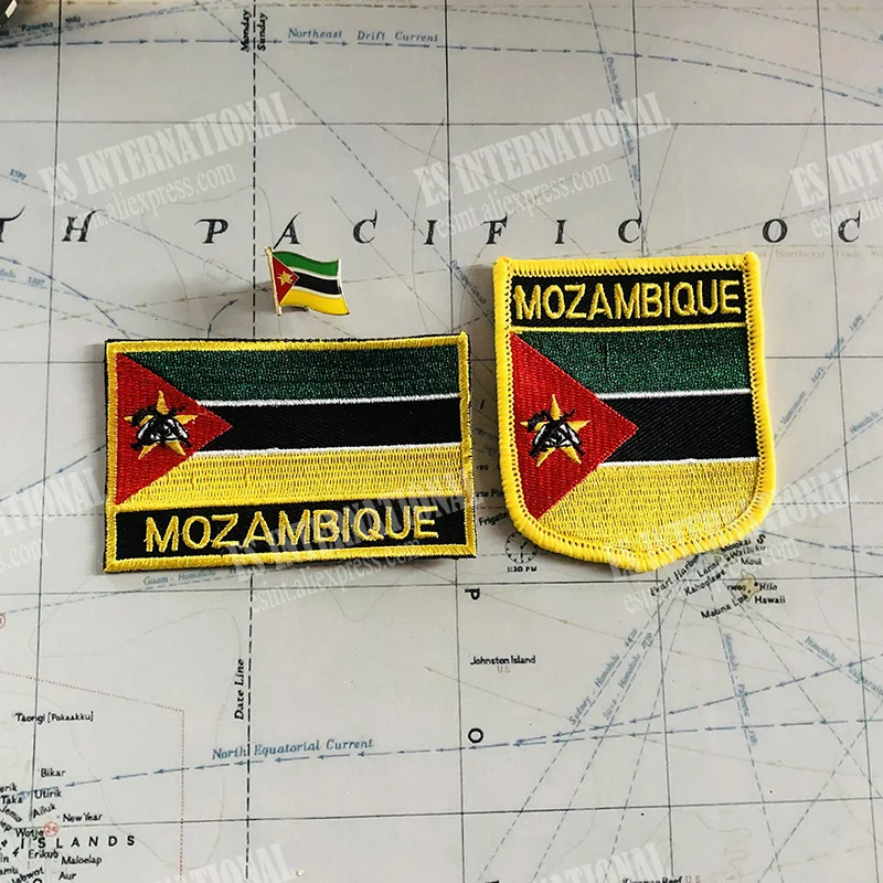

Мозамбикский Национальный флаг вышивка нашивки значки Shield и квадратная форма Pin один набор на тканевой браслет украшение для рюкзака