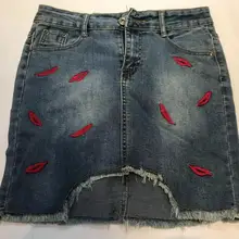 Женская джинсовая мини-юбка с вышивкой в виде красных губ, 1 шт