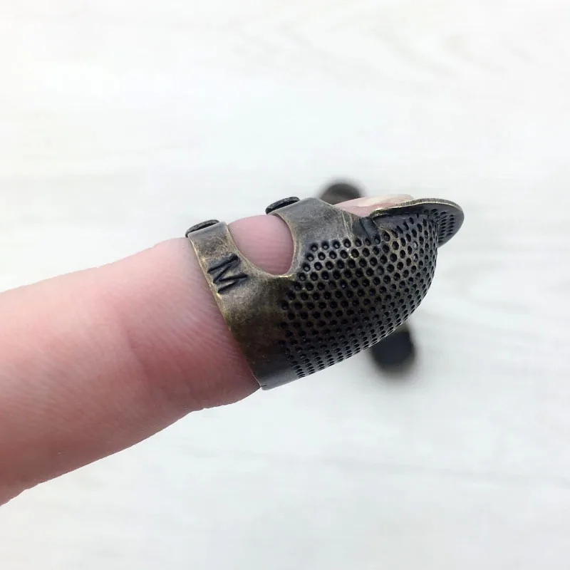 

1 pc retro adjustable thimble finger protector hand-slip embroidery resistance retro needle needle holder sewing accessories