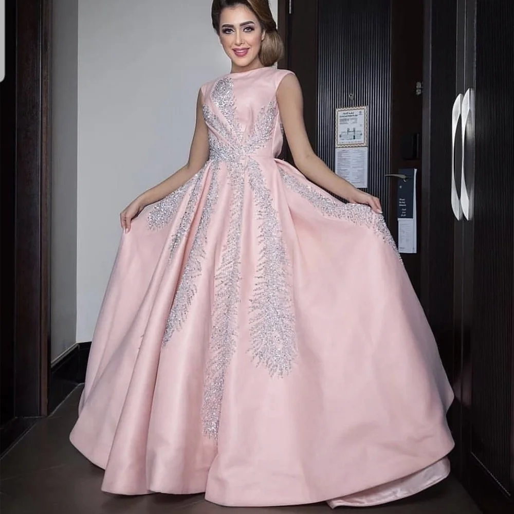 Розовые вечерние платья с вырезом лодочкой и бисером атласные до пола для