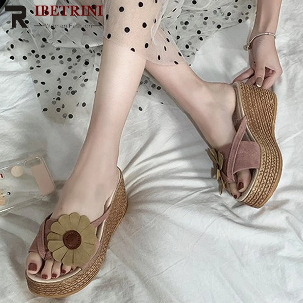 

RIBETRINI Hot Sale Ladies Brand Platform Slides Sweet Flower High Wedges Slippers Summer Holiday Decorating Shoes Woman