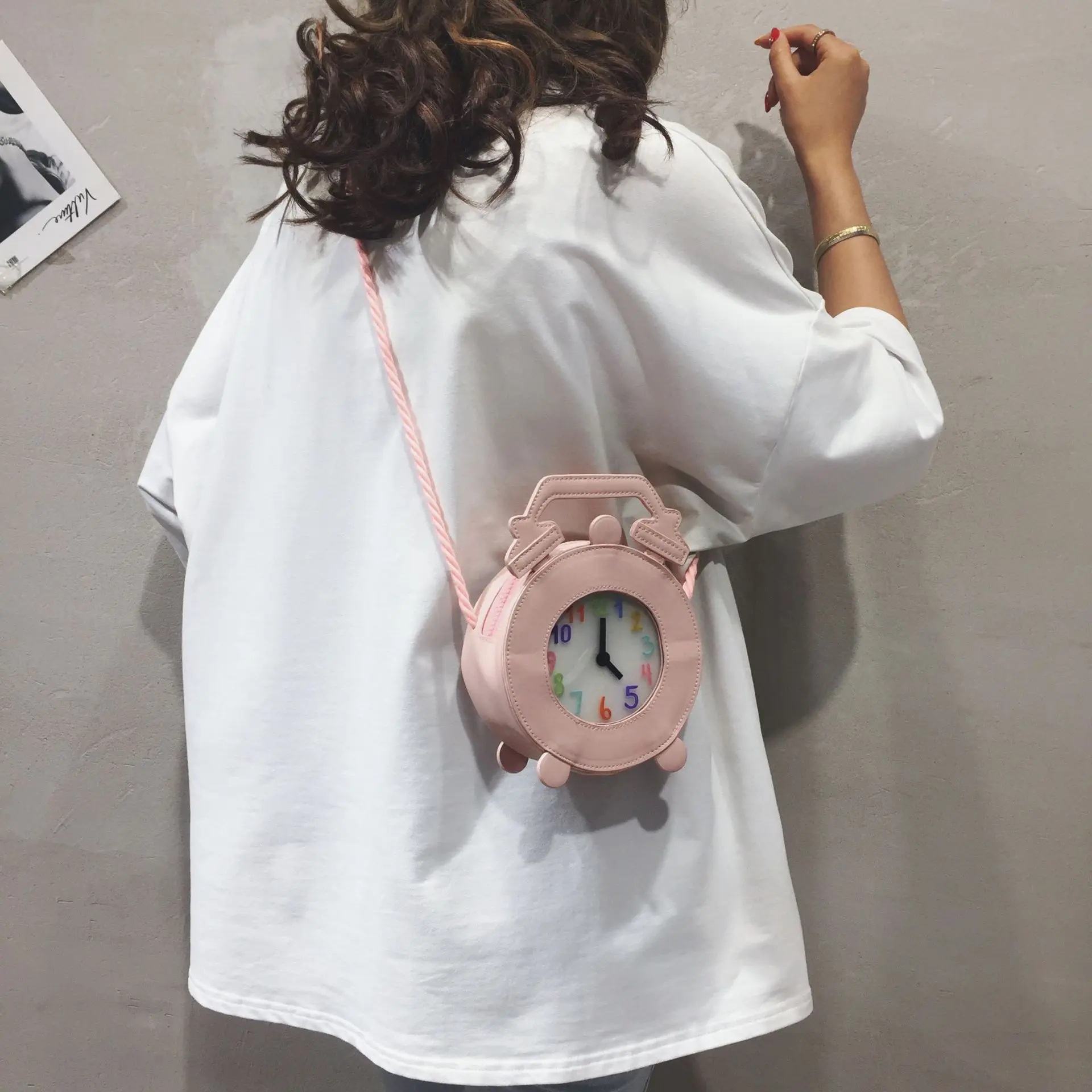

JIULIN 2019 the new mini orange / mango / alarm clock small round bag is a single shoulder oblique span women's bag.