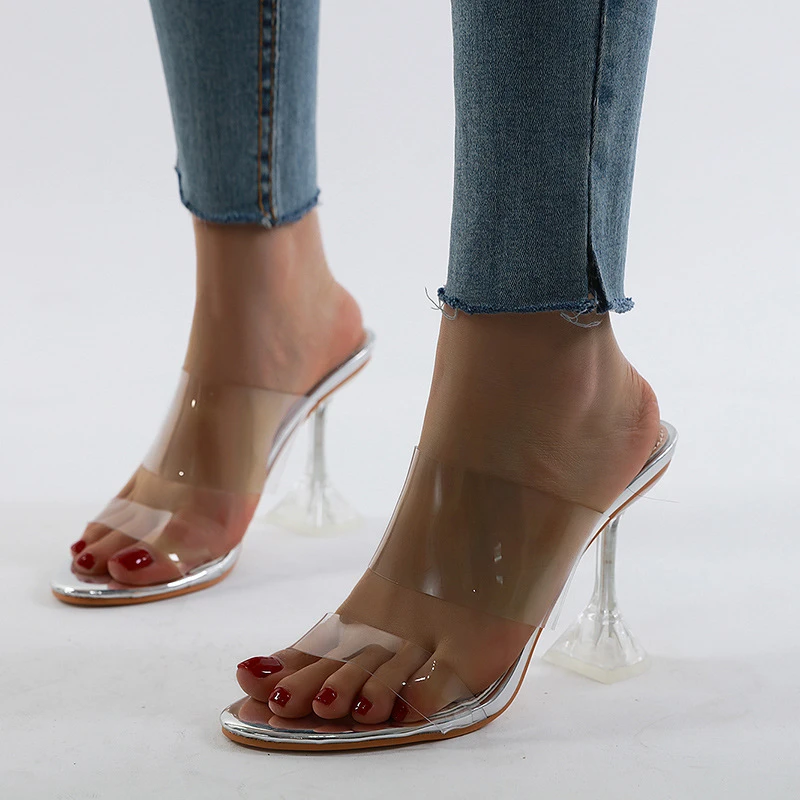 pyramid heel mule