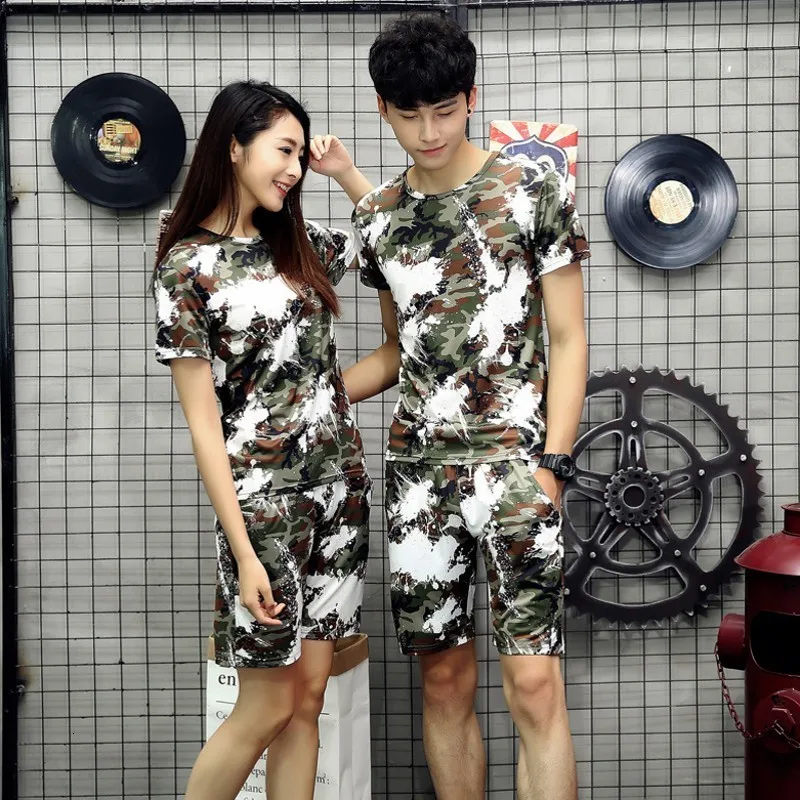 Летняя новая пара облегающих камуфляжных повседневных комплектов из двух предметов, пуловер с коротким рукавом и круглым вырезом, футболки с эластичной резинкой на талии, шорты размера плюс