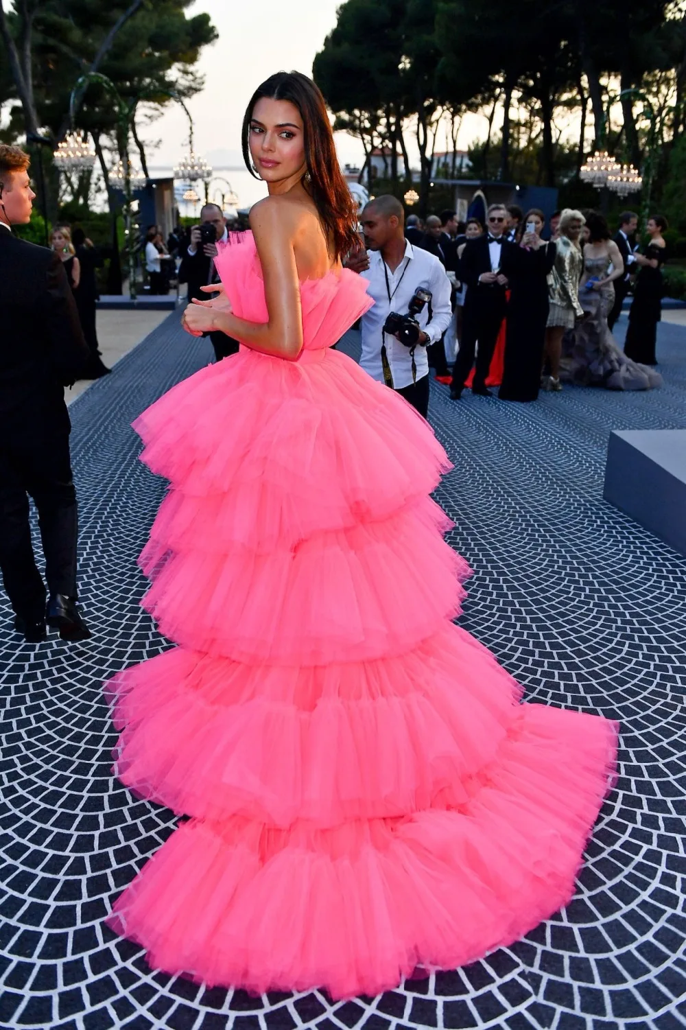 Kendall Jenner Fuchsia Prom Dresses High Low Strapless Tiered Pleat Tulle Evening Celebrity Gowns 2022 Formal Party Dresses New