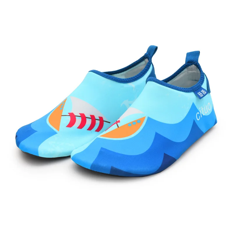 Детские тапочки с рисунком динозавра; носки для мальчиков и девочек; мягкая домашняя обувь для пробежек; детская пляжная обувь для плавания и дайвинга; детская танцевальная спортивная обувь - Цвет: Blue sailboat