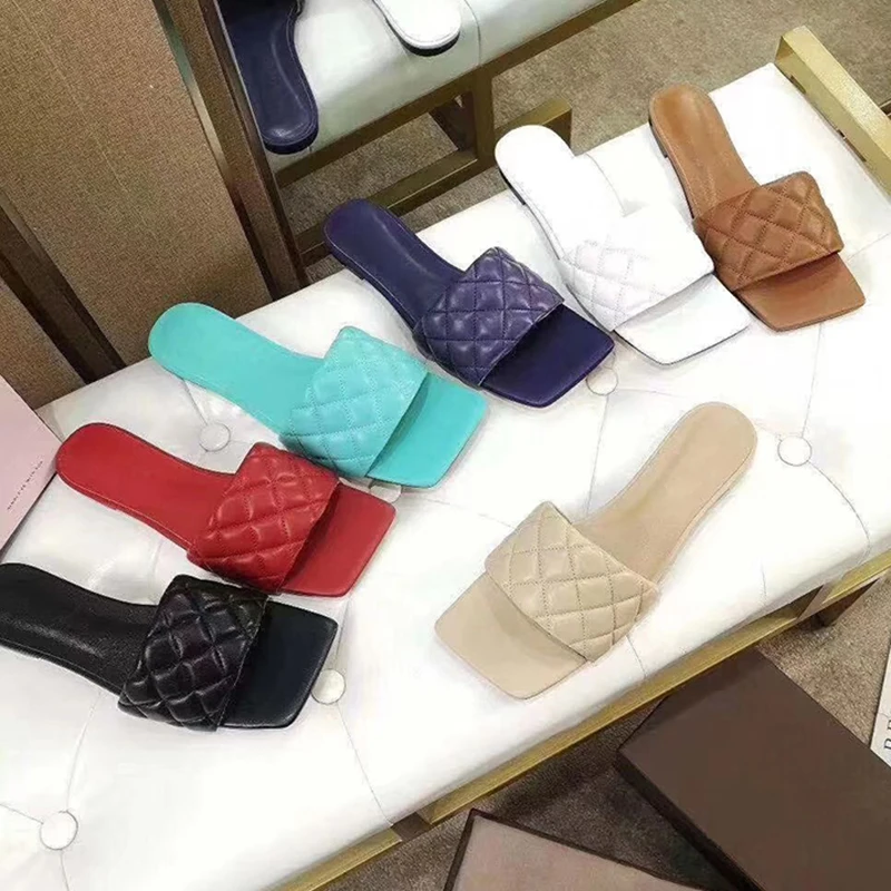 Cena Letnie buty damskie płaski obcas skórzane klapki buty na plażę cukierki kolor kwadratowy z wystającym palcem muły buty damskie kapcie na zewnątrz