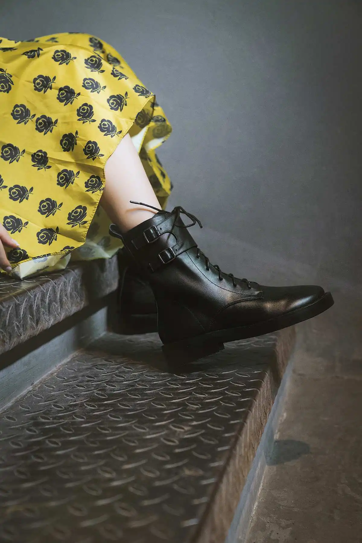 Krazing pot/ботинки «Челси» из коровьей кожи в стиле суперзвезды; Уличная обувь с круглым носком и пряжкой; Зимние ботильоны черного цвета на низком каблуке; L10