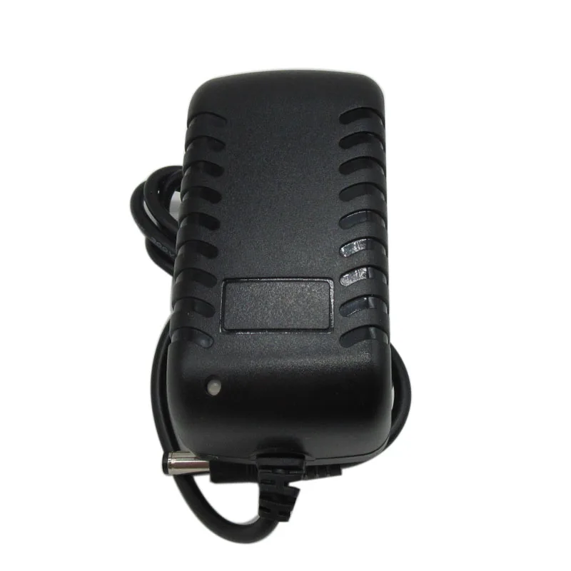 Chargeur multiport 12.6V Li-ion 1A/2A/3A EU branché sur batterie 3S 12V en cours de charge