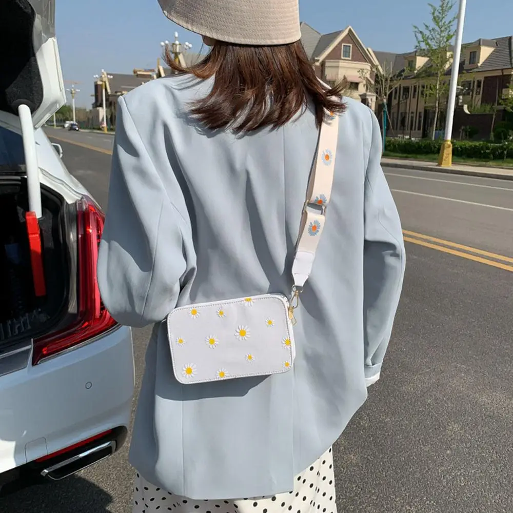 Summer Fashion Small Daisy Female Bags Wide Nylon Shoulder Strap Shoulder Messenger Bag Sac New Printed Small Square Bag female shoulder bag