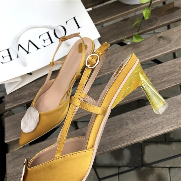 Eilyken/желтые, черные шелковые женские туфли-лодочки с металлическим украшением; босоножки с острым носком на высоком каблуке; туфли из прозрачного плексигласа на шпильке с ремешком сзади