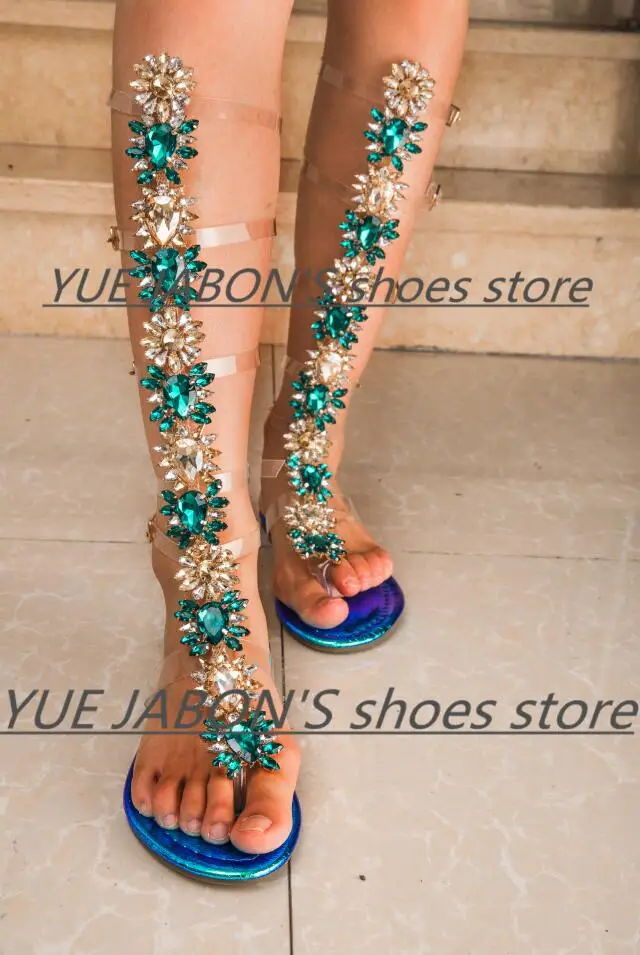 Новые летние сандалии-гладиаторы на плоской подошве; сапоги до колена с зелеными кристаллами; обувь в богемном стиле с пряжкой и ремешком; женская обувь; большие размеры 43