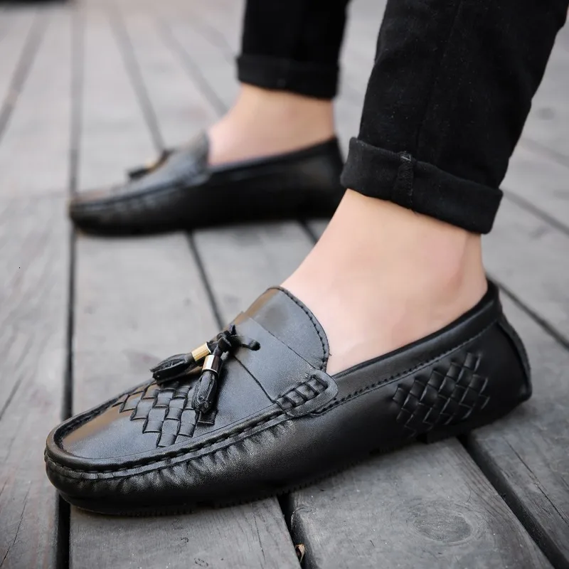 

Fashion Loafers with Tassels Men flats Comfort Driving Shoes Men Casual genuine Leather Moccasins Crocodile Pattern Boat Shoes