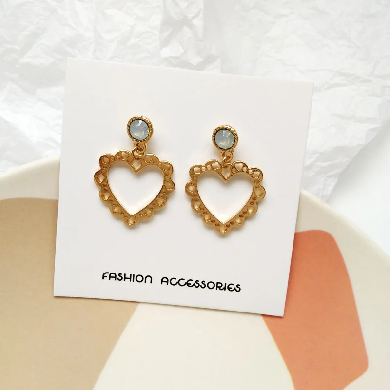 

Simple Love Heart Clip on Earrings No Ear Hole Alloy lace Hollow out Heart Shape Clip Earrings without Piercing for Women