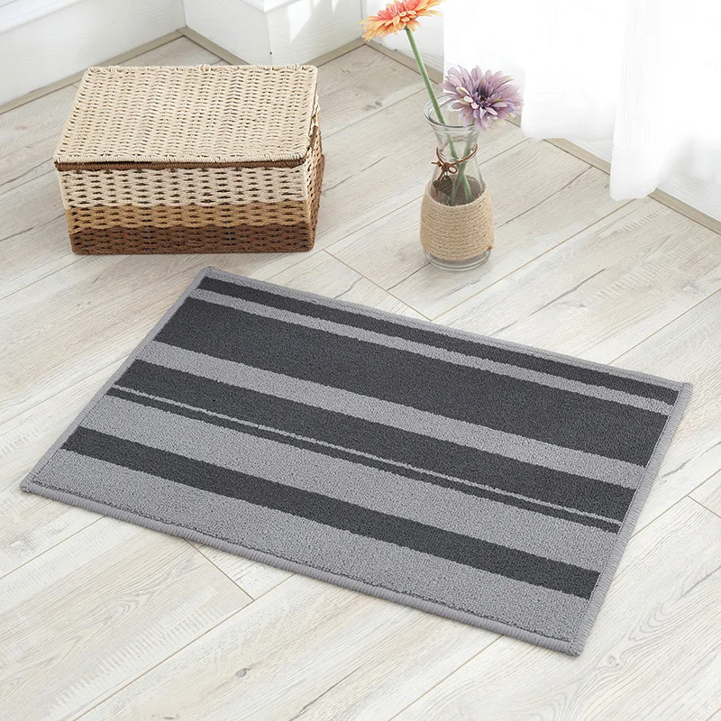 В спальне ступеньки на дверной коврик у кухонной двери, на дверной коврик в фойе, на ковровое покрытие, на Противоскользящий коврик