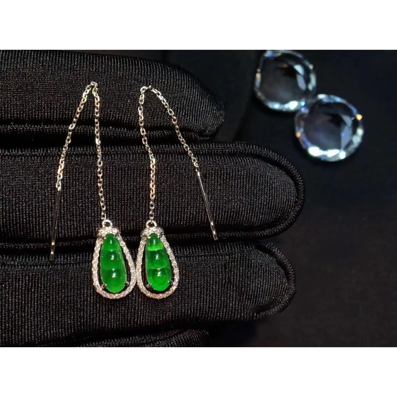 Серьги-гвоздики из серебра 925 пробы с императором и зелеными бусинами | Украшения