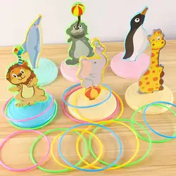 Interação pai filho jogando anel de lazer ao ar livre brinquedos educativos