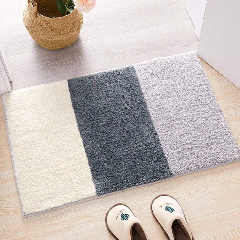 Коврика на входе в спальное зала; пушистой двери