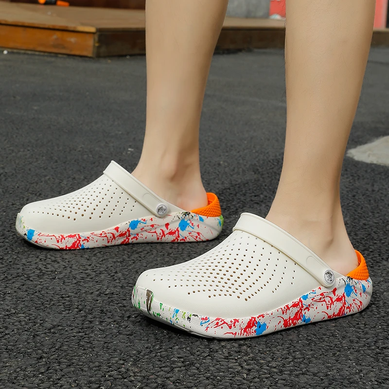 2021 Clogs Sandals New Mens Casual Shoes EVA Lightweight Beach Slippers for Men Women Unisex Garden Shoes Flip Flop Male