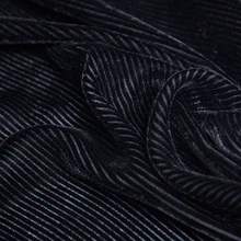 Темно-чистая черная бархатная одежда в полоску; одежда из плюша