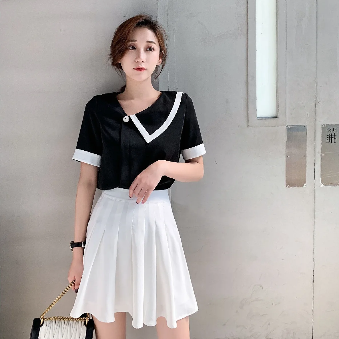 

Photo Shoot CHIC Sense of Design Chiffon High-waisted Pleated Skirt Contrast Color Fold-down Collar One-Button Shirt Elegant WOM