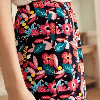 

short pant in printed viscose elasticated waist Side pockets Holiday wind Floral feel pant