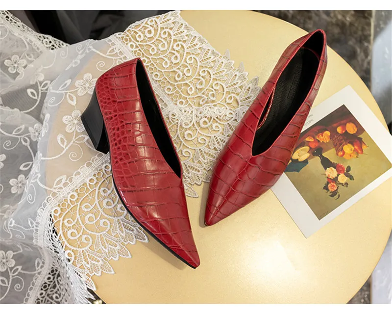Туфли-лодочки из натуральной кожи на толстом каблуке; женская обувь; Новинка; женская офисная обувь с узором «крокодиловая кожа»; пикантная женская обувь с острым носком; туфли-лодочки