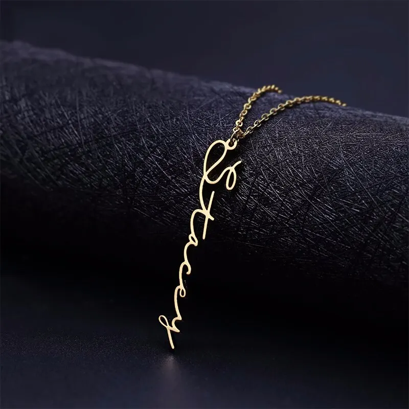 Collar con nombre Vertical hecho a mano para hombre y mujer, Gargantilla conmemorativa personalizada de acero inoxidable, joyería con alfabeto, regalo de cumpleaños