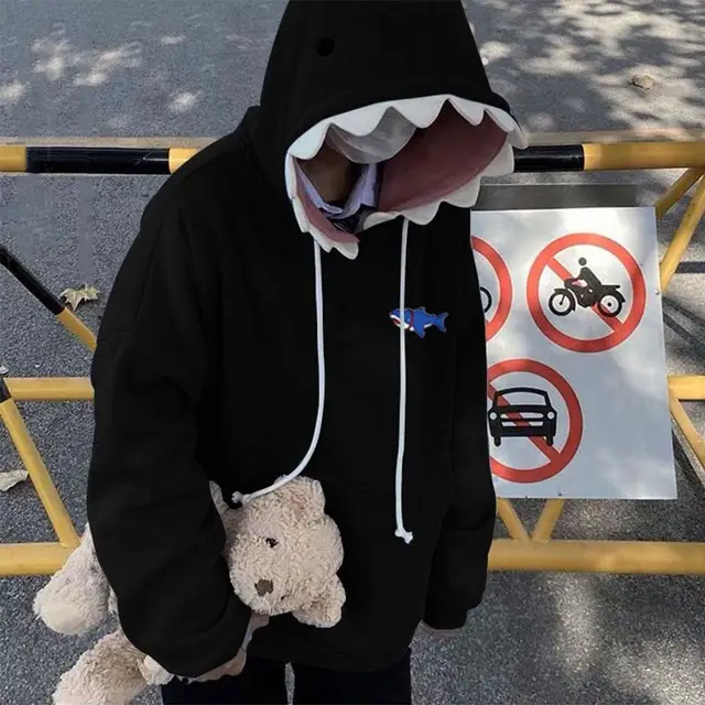 편안함과 스타일을 겸비한 재미있는 상어 패치워크 후드티