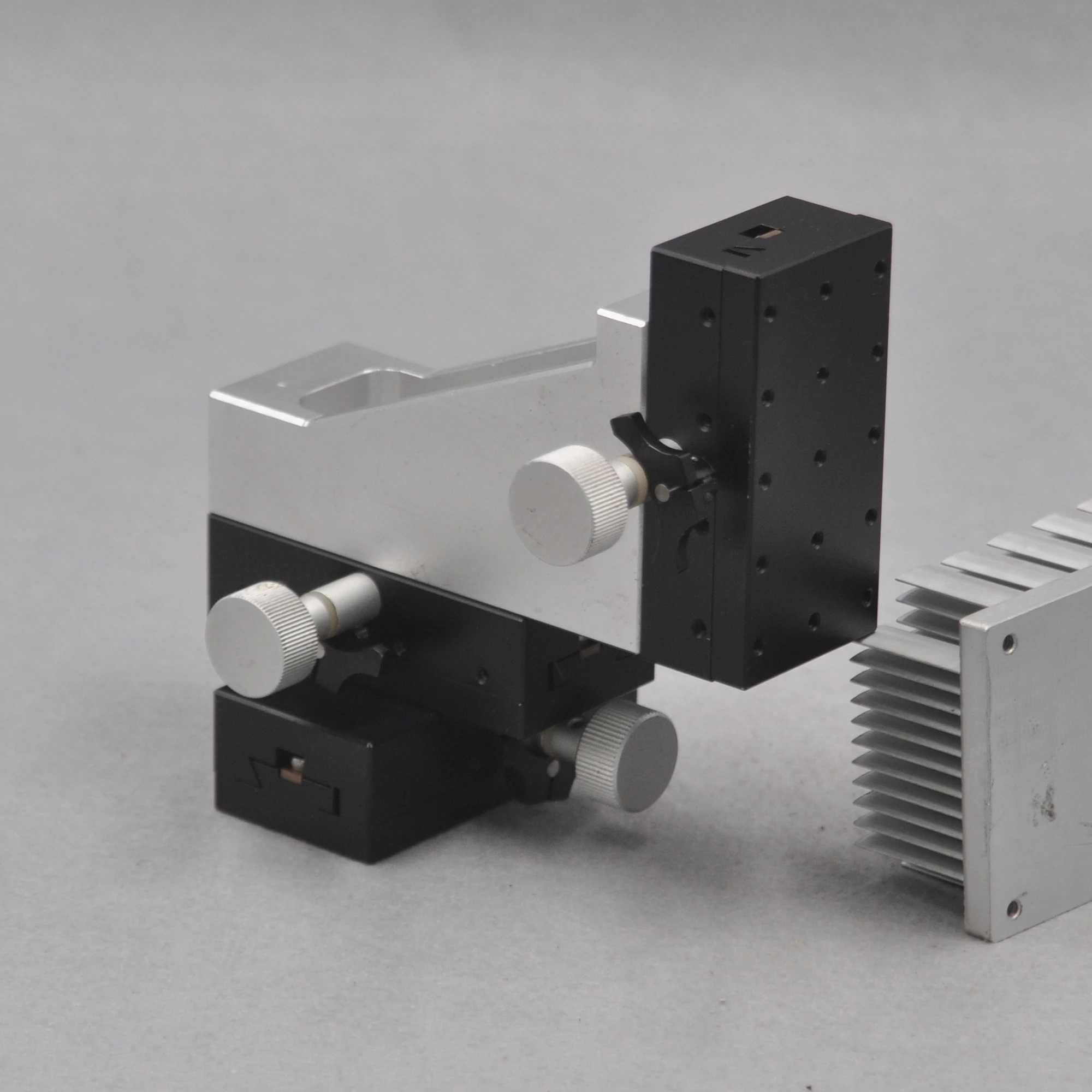 

CHUO XYZ axis three-dimensional optical 40 * 80mm table manual precision lifting displacement fine-tuning slide aluminum
