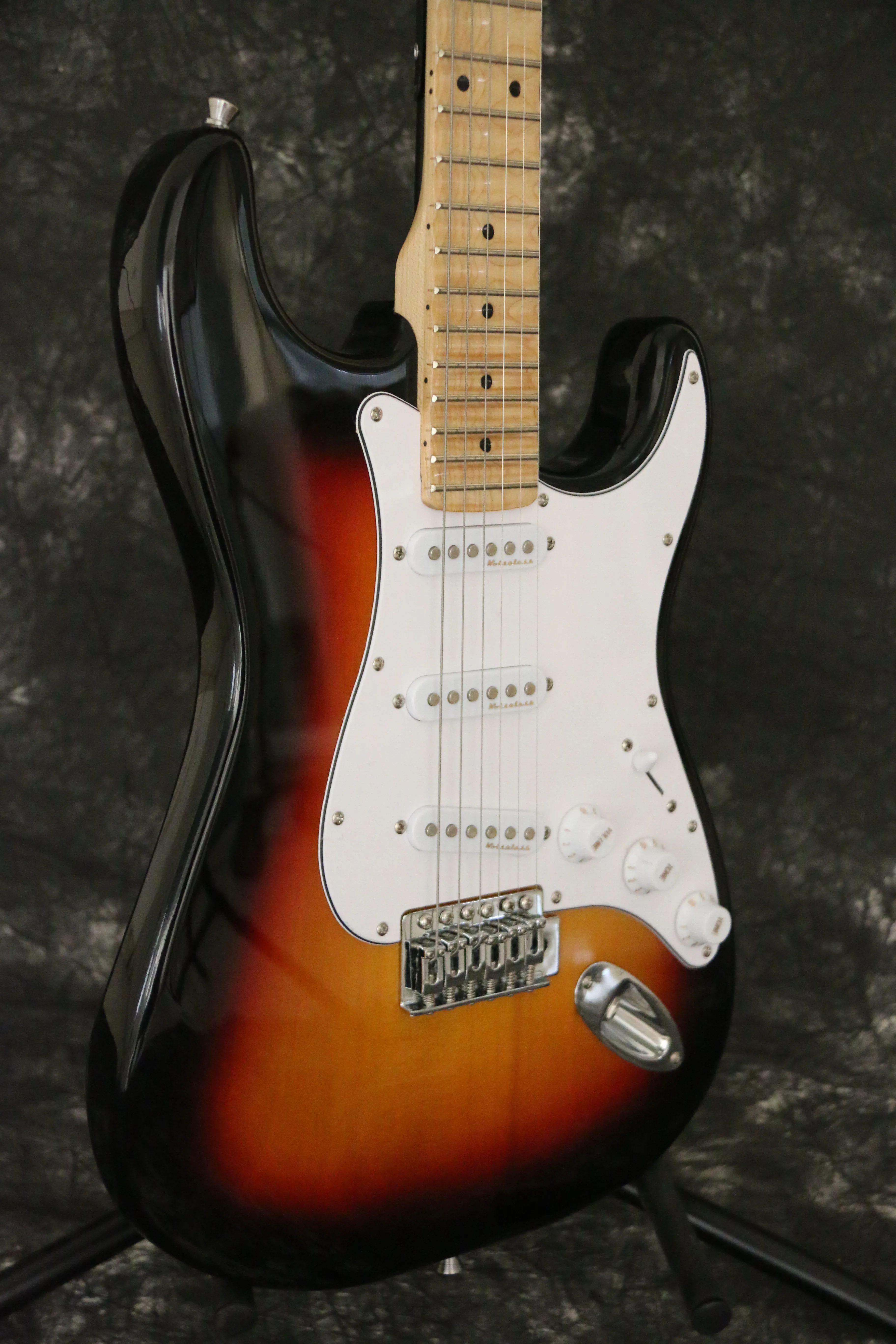 Глянцевая sunburst цветная зубчатая электрическая гитара ra звукосниматели sss клен шеи skunt инкрустация шеи назад гитара