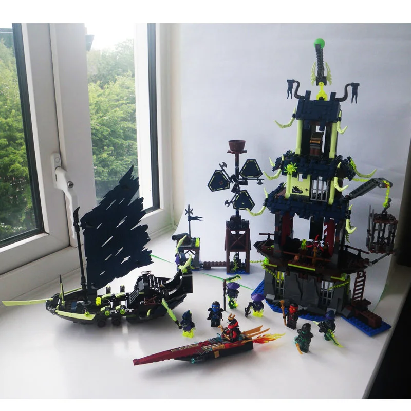 

70732 1069pcs Ninja Series The Stiix Ghost Dragon Base Batttle Ship Boat s Brick Toys For Children Building Block Gift