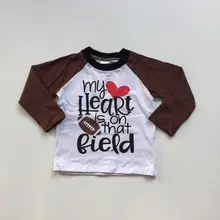 Осенний бутиковый топ с длинными рукавами для маленьких мальчиков с изображением американского футбола и надписью «my heart is on that field borwn», Детская футболка, одежда из хлопка