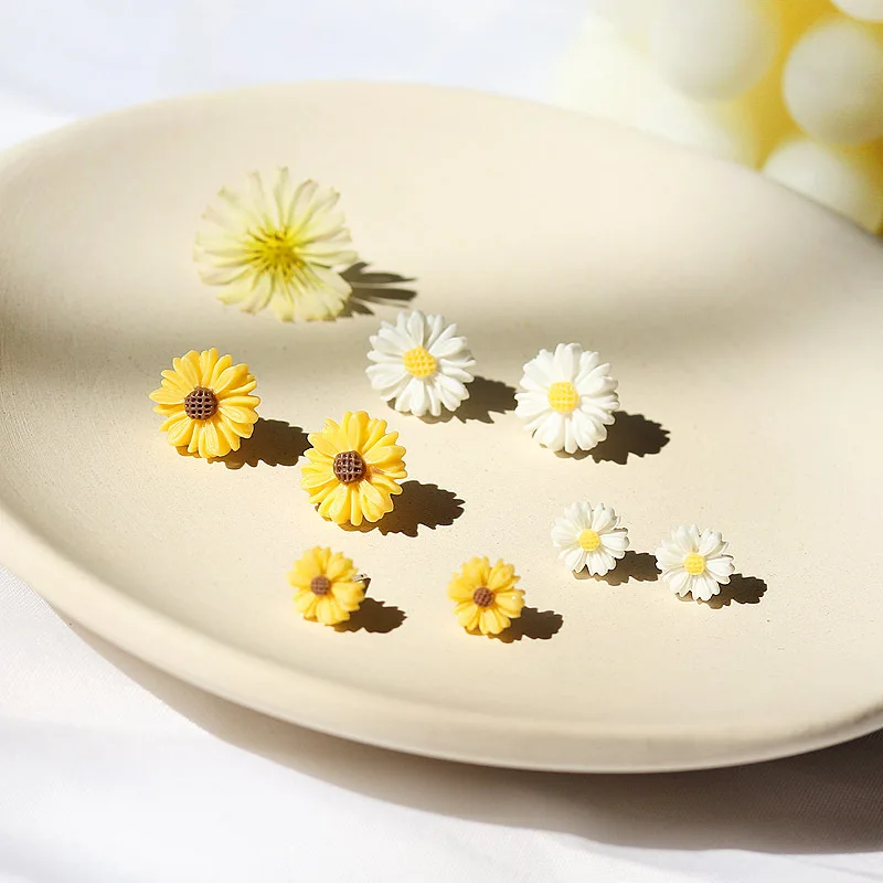 

Fashion small pure and fresh and Daisy earrings female mini stud earrings