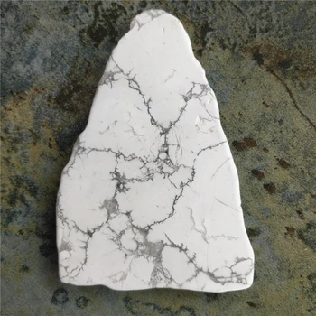 자연 불규칙한 모양의 하울라이트 슬래브, 화이트 크리스탈 석영 조각 미네랄 표본 플레이트 컵 코스터, 부드러운 가장자리 차크라 마사지