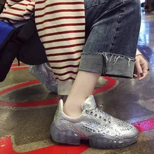 Женская обувь белого цвета со стразами, увеличивающая рост