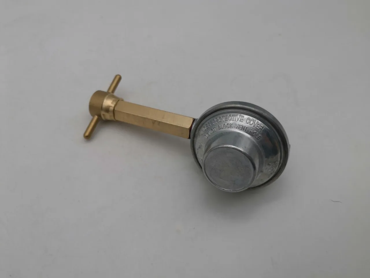 

Propane low pressure non adjustable pressure reducing valve for one pound gas tank in North America with 5 / 8-18 female thread