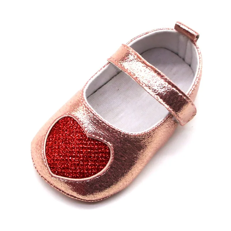 Обувь для маленьких девочек; обувь для малышей из искусственной кожи с узором в виде сердечек; мягкая обувь для малышей; детские мокасины; 0-18 месяцев - Цвет: Розовый