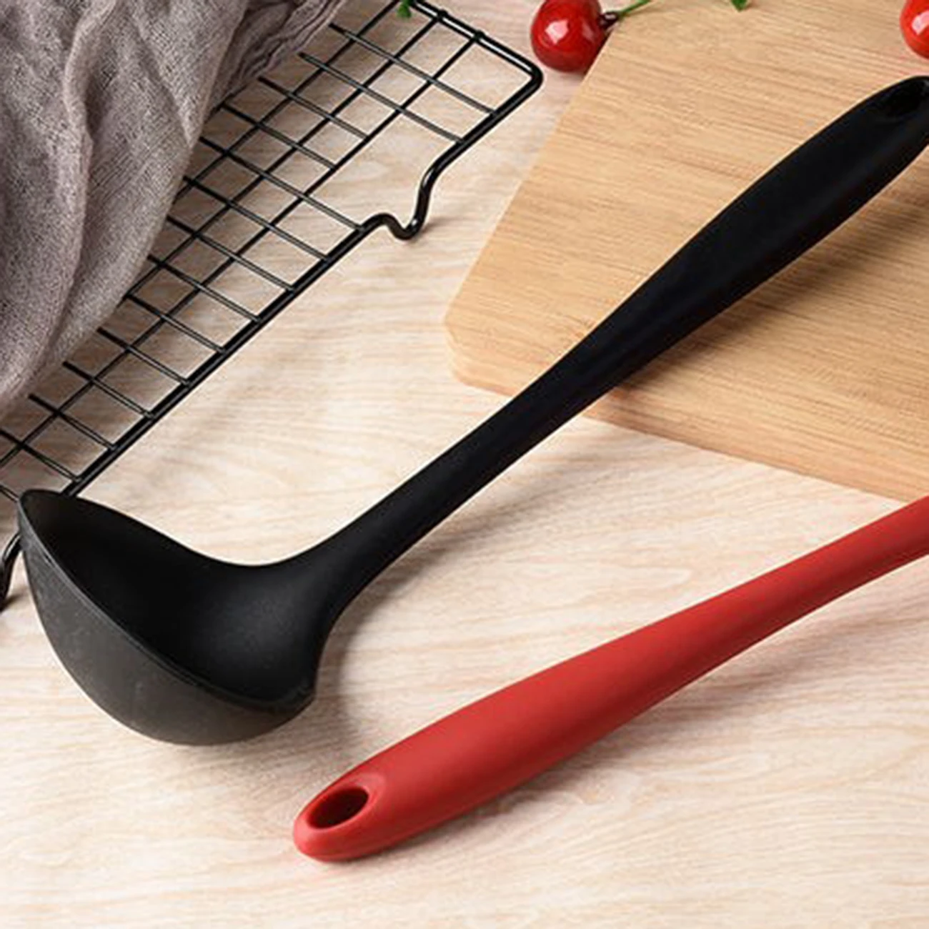 Silicone Ladle Soup Spoon With Long Handle Non-Stick Round Spoons For Soup Cooking Mixing Stirrer Kitchen Dining Tool Tableware