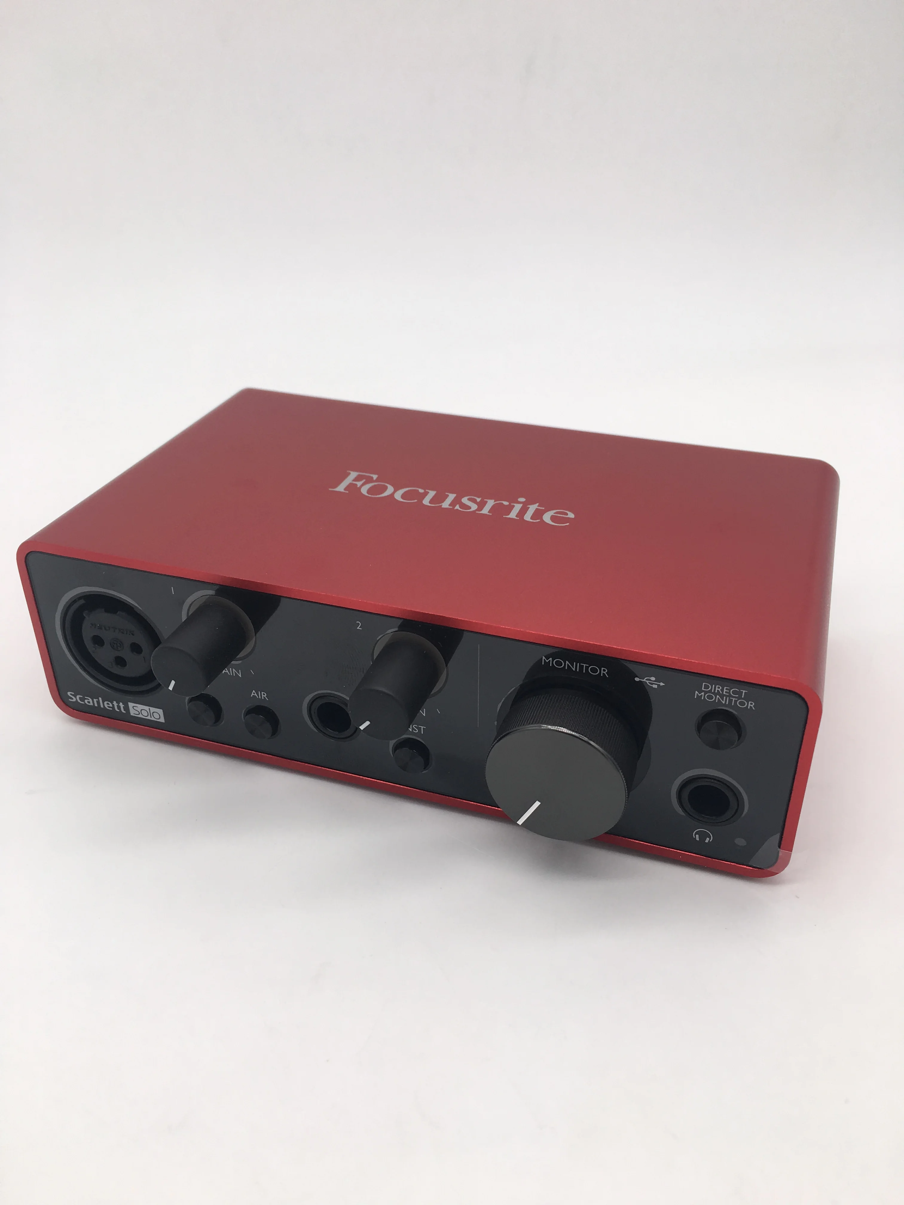 Новая Обновленная звуковая карта Focusrite Scarlett Solo (3 е поколение) с 2 входами и