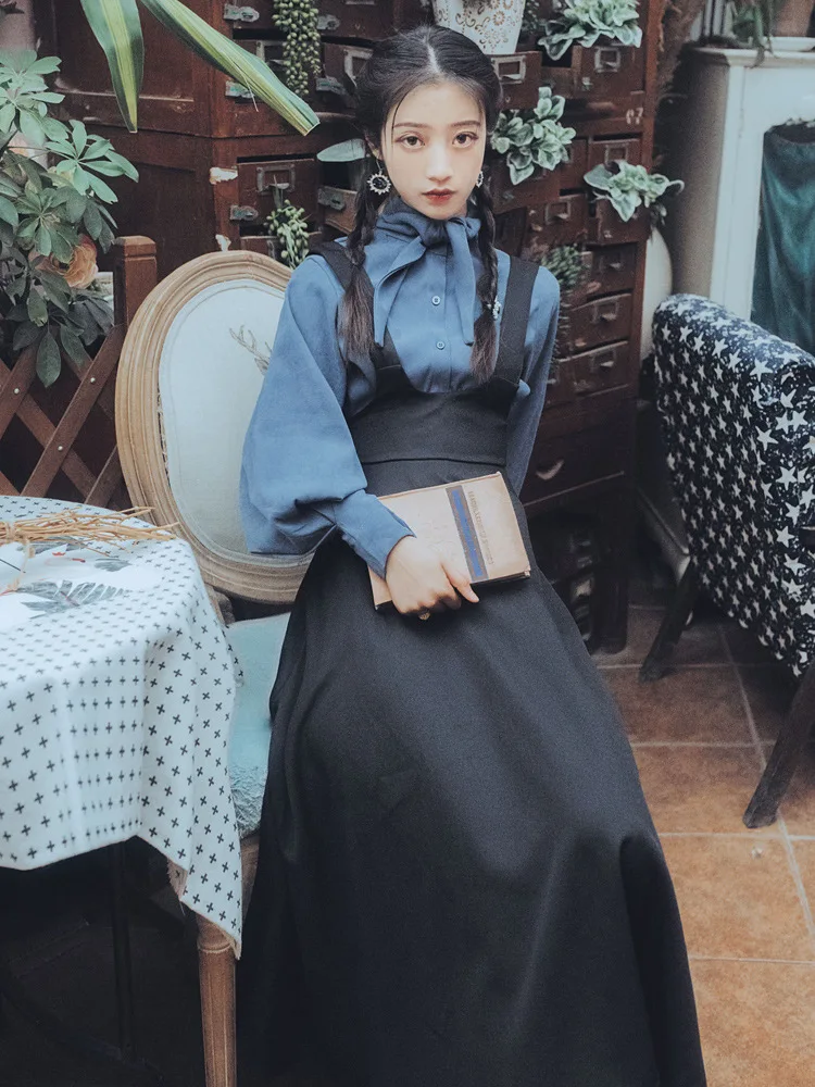 

France Non-mainstream Elegant Base Shirt + Black And White with Pattern Waist Hugging Slimming Versatile Strap Dress Set