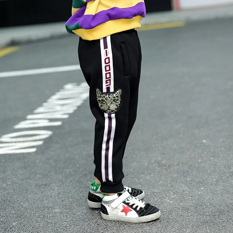 противоударный шлем для малыша. парень в спортивном костюме. огромные штаны. шахрукх кхан во весь рост. шлем для ребенка от падений.