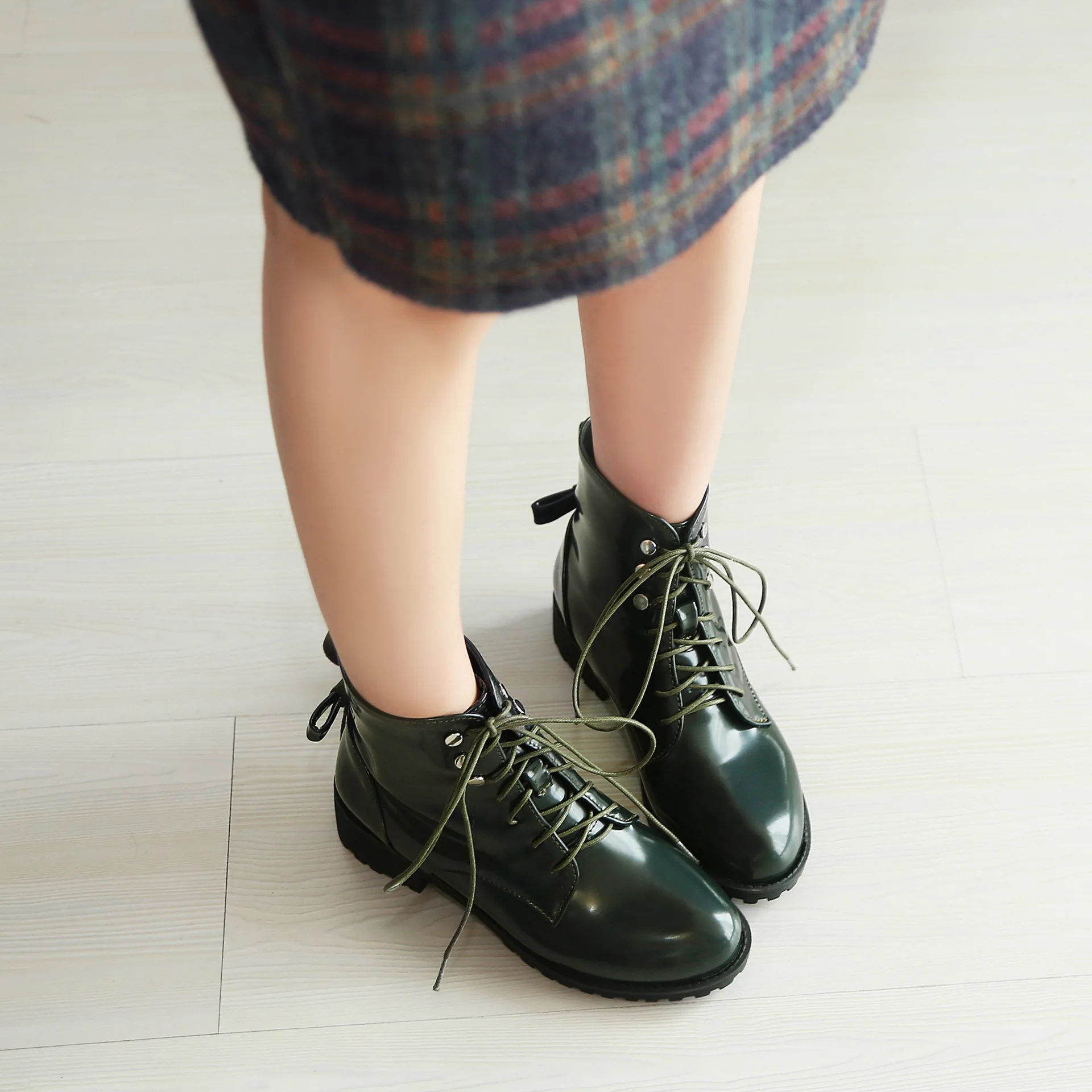 Женские ботинки на шнуровке спереди лакированные женские ботинки размеры 40-46, военные ботинки осенне-зимняя женская обувь