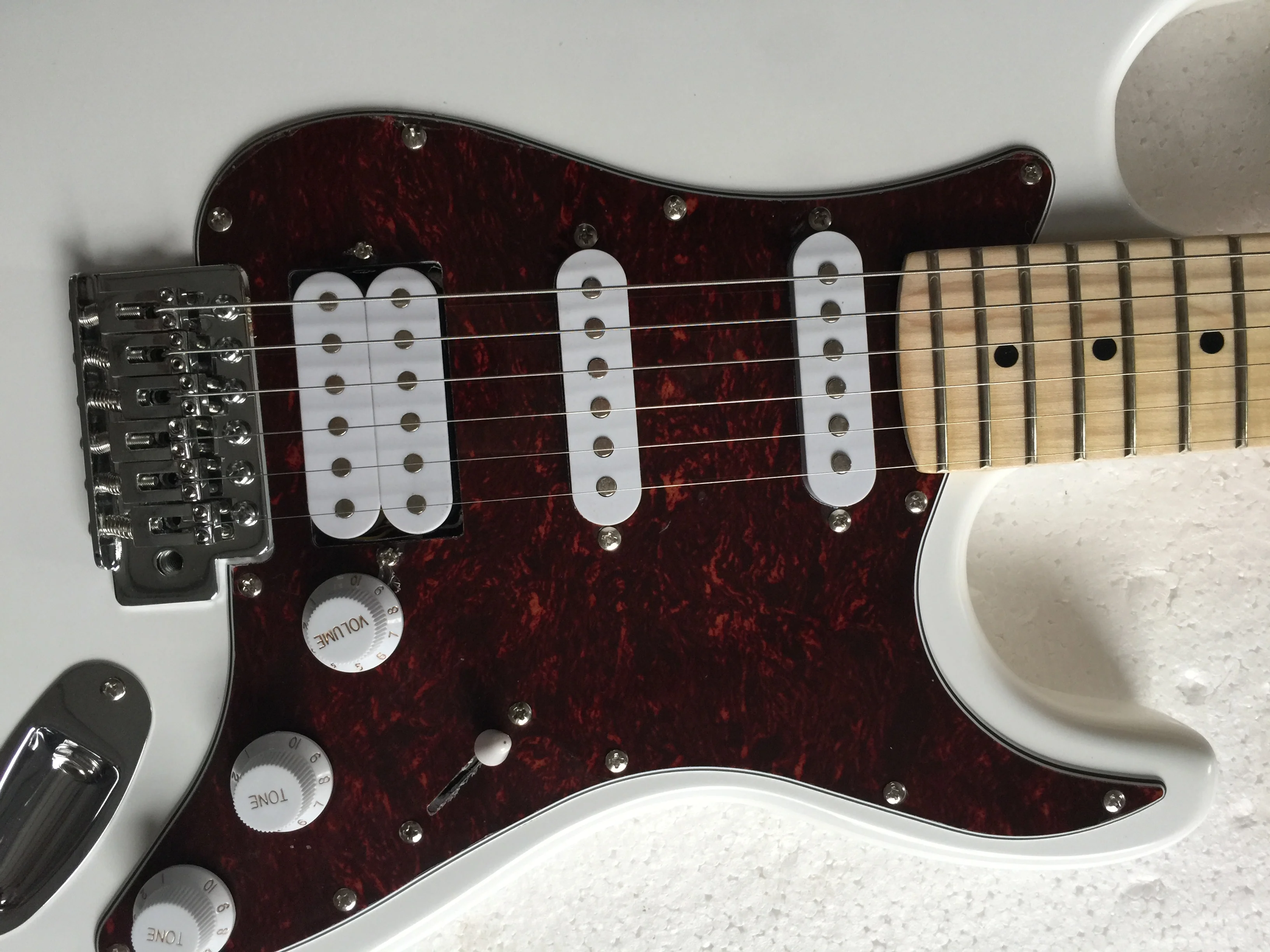 High quality FDST-1067 white color solid body with red pickguard maple fretboard electric guitar, Free shipping