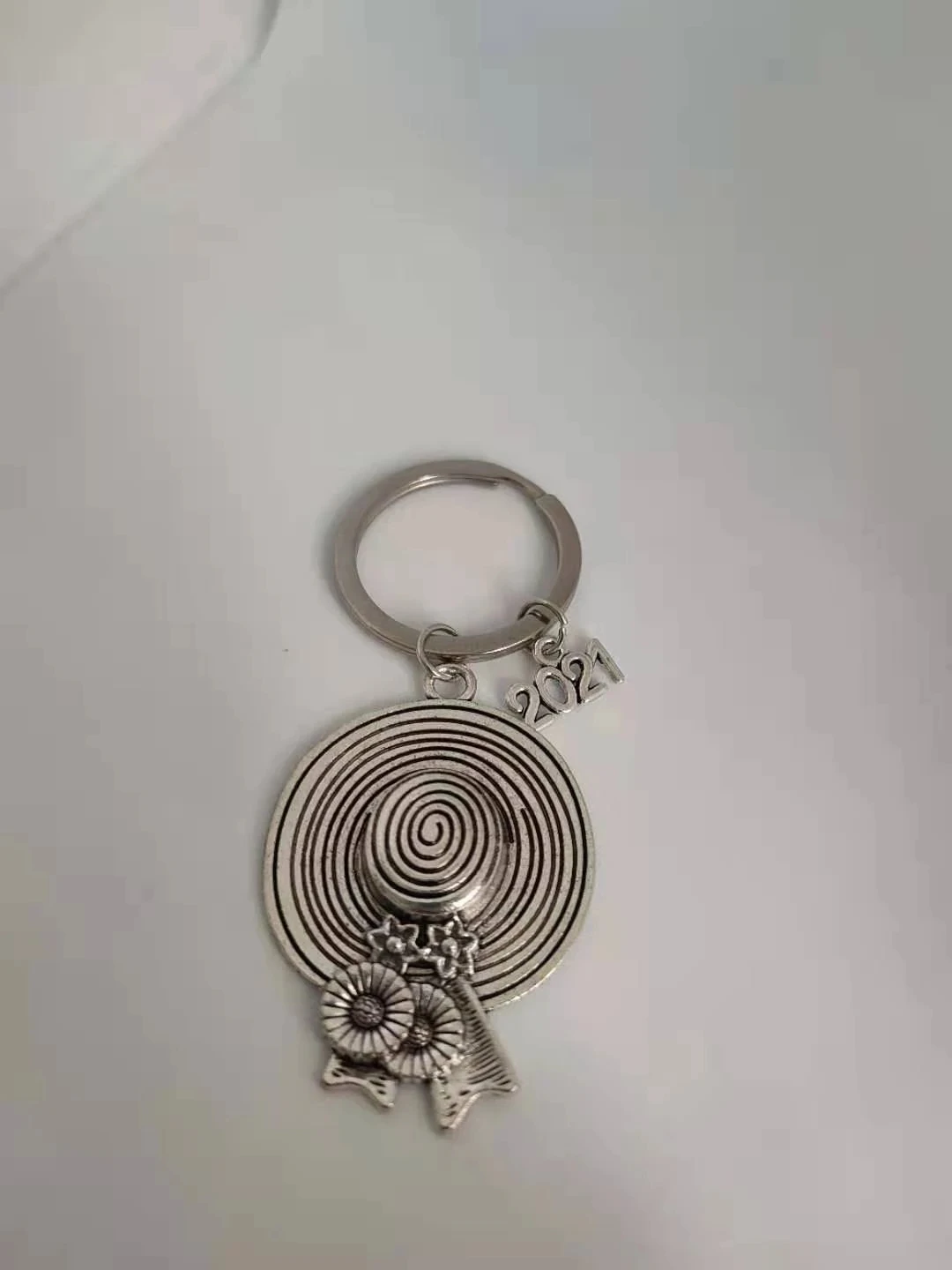 

2021 New Fashion Keychain DIY Metal Bracket Chain Ladies Hat Silver Pendant Gift